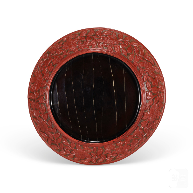 COUPE EN LAQUE ROUGE À DÉCOR DE PÊCHES  CHINE, DYNASTIE QING, MARQUE À SIX CARACTÈRES EN LIGNE VERTICALE ET ÉPOQUE JIAJING (1522-1566) - 图2